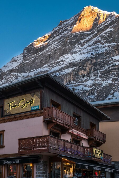 enseignes lumineuses par Fimel, Lightair, du magasin de ski Favre Sports, Netski, par Laurent FABRY photographe, à Pralognan-la-Vanoise, Savoie (73)