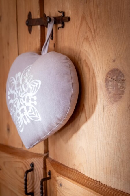 Décoration soignée dans cette chambre d'un appartement à Megève