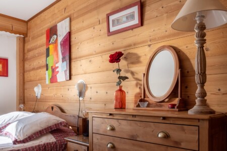 Décoration soignée dans cette chambre d'un appartement à Megève