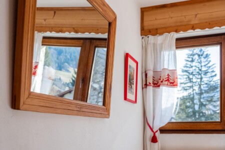 Décoration soignée dans cette chambre d'un appartement à Megève