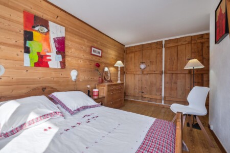 Laurent FABRY photographe d'appartement à Megève : chambre ave ses grands placards en bois