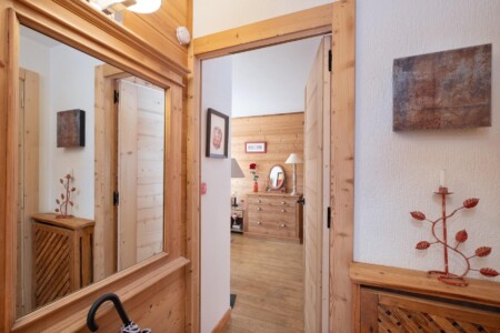 Laurent FABRY photographe d'appartement à Megève : entrée décorée bois