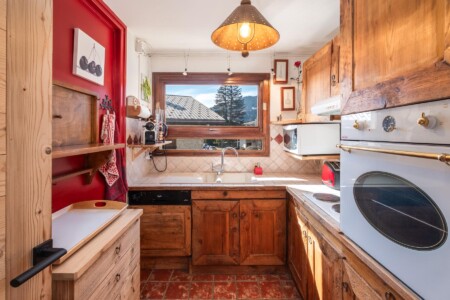 Cuisine équipée mêlant rustique et modernité