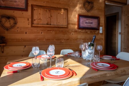 Belle table en bois baignée de soleil dressée pour le shooting photo