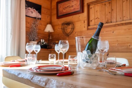 Belle table en bois dressée pour le shooting photo