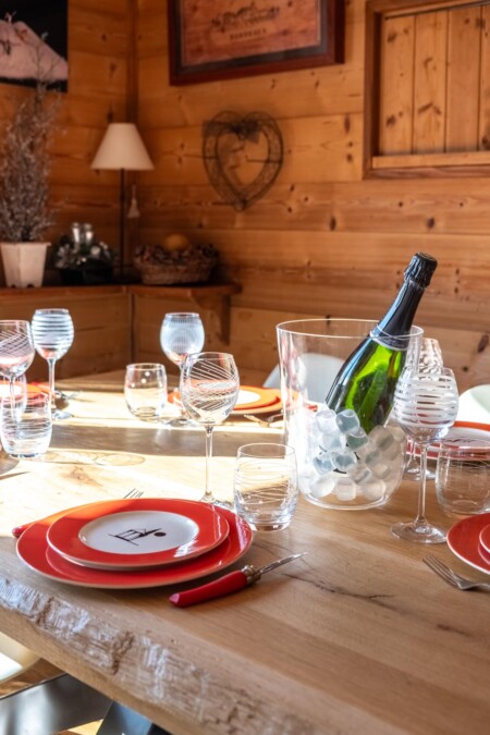 Belle table en bois dressée pour le shooting photo