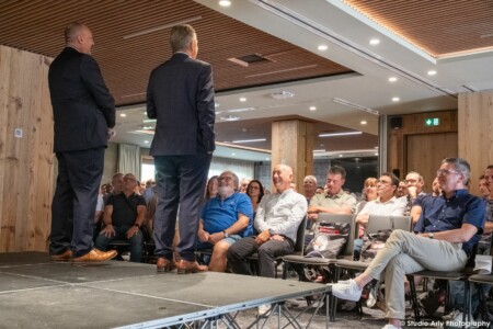 Accueil des participants de l'événement par les fondateurs de la société