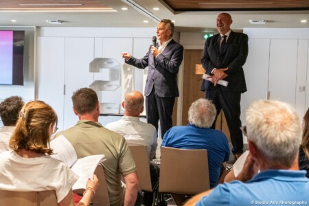 Accueil des participants de l'événement par les fondateurs de la société