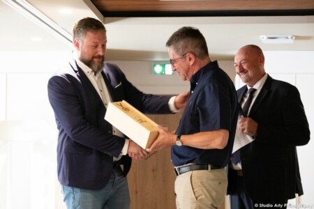 Accueil des participants de l'événement par les fondateurs de la société