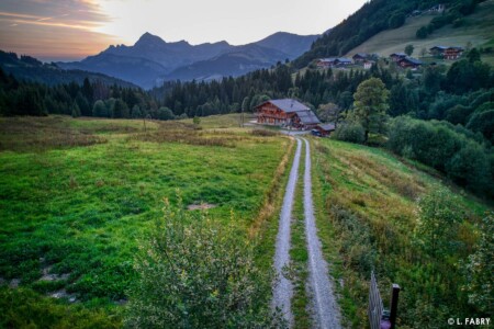 Chalet de luxe dans le Val d'Arly : vue extérieure de nuit