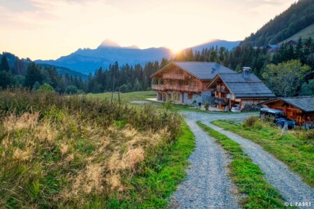 Chalet de luxe dans le Val d'Arly : vue extérieure de nuit