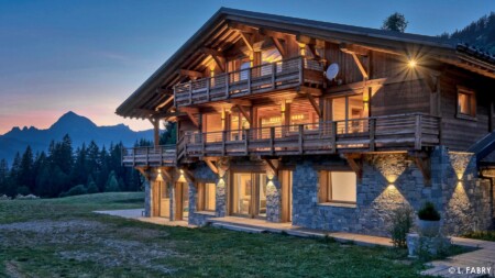 Chalet de luxe dans le Val d'Arly : vue extérieure de nuit
