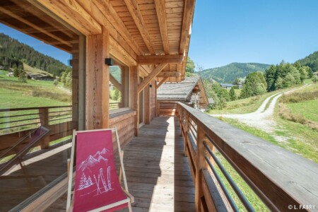 Chalet de luxe dans le Val d'Arly : vue depuis le balcon