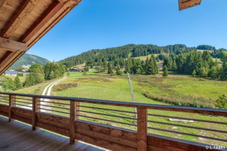 Chalet de luxe dans le Val d'Arly : vue depuis le balcon