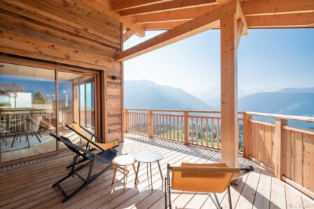 Terrasse ensoleillée d'un nouveau chalet dans la commune de Hauteluce, Beaufortain