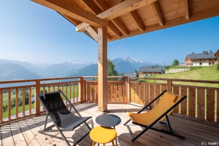 Terrasse en été d'un nouveau chalet dans la commune de Hauteluce, Beaufortain