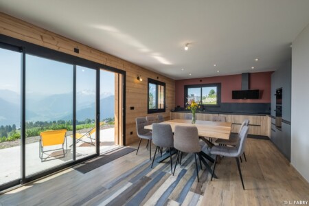 Pièce de vie avec vue montagne dans un chalet à vendre à Nantailly (Hauteluce, massif du Beaufortain)