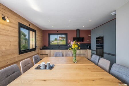 Salle à manger - cuisine dans un chalet à vendre à Nantailly (Hauteluce, massif du Beaufortain)