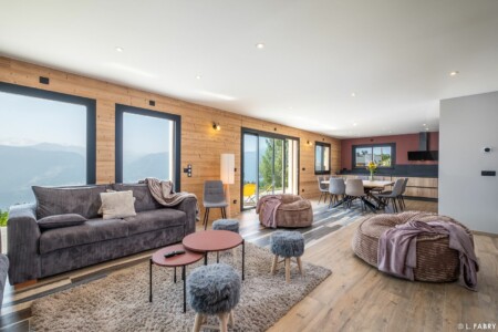 Pièce de vie avec vue montagne dans un chalet à vendre à Nantailly (Hauteluce, massif du Beaufortain)