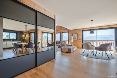 Entrée et pièce de vie avec vue montagne dans un chalet à vendre à Nantailly (Hauteluce, massif du Beaufortain)