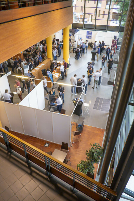 colloque scientifique en Savoie : salon des partenaires industriels du CFBR
