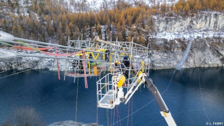 Reportage photo et vidéo installation de la passerelle himalayenne au-dessus du lac du Chevril, Tignes (73)
