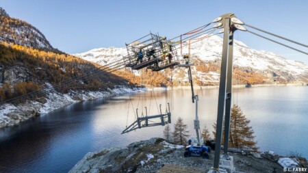 Photographe et vidéaste installation de la passerelle himalayenne au-dessus du lac du Chevril, Tignes (73)
