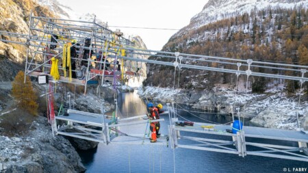 Construction d'une passerelle himalayenne au-dessus du lac du Chevril, Tignes (73)