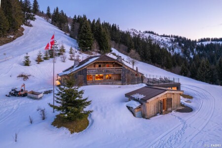 L'alpage de Porrez vu du ciel à l'heure bleue