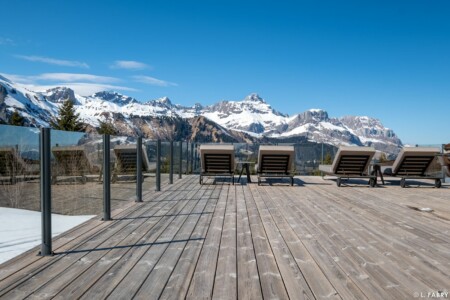 Grande terrasse baignée de soleil face au massif des Aravis : restaurant d'alpage
