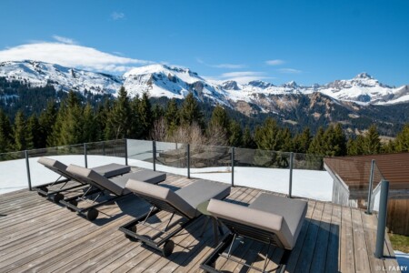 Grande terrasse baignée de soleil face au massif des Aravis, restaurant d'alpage à Combloux