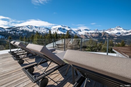 Grande terrasse baignée de soleil face au massif des Aravis : restaurant d'alpage