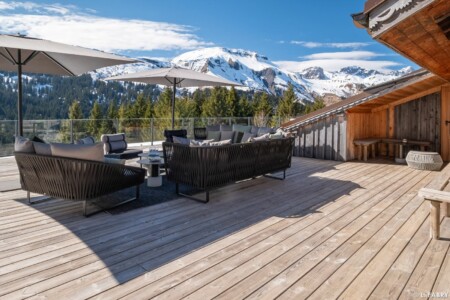 Grande terrasse baignée de soleil face au massif des Aravis, restaurant d'alpage à Combloux