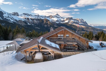 Le chalet de l'alpage de Porrez, et son bar extérieur et four à pain