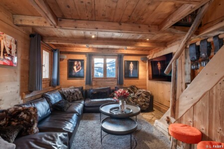 Salon cosy dans le restaurant de l'alpage de Porrez