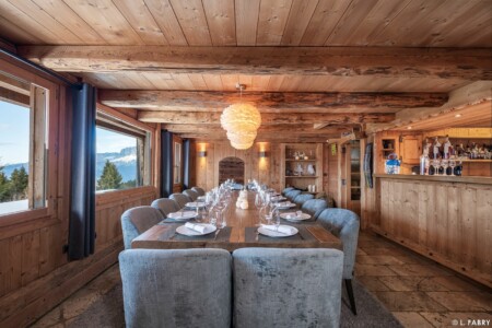 Salle à manger dans le restaurant de l'alpage de Porrez