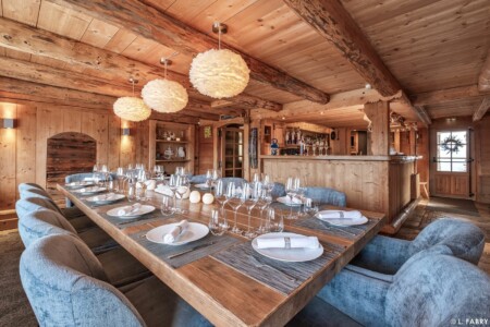 Salle à manger dans le restaurant de l'alpage de Porrez