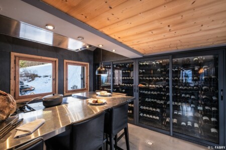 La cuisine professionnelle du restaurant d'alpage, et sa cave à vin