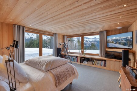 La chambre principale du chalet d'alpage et sa vue montagne