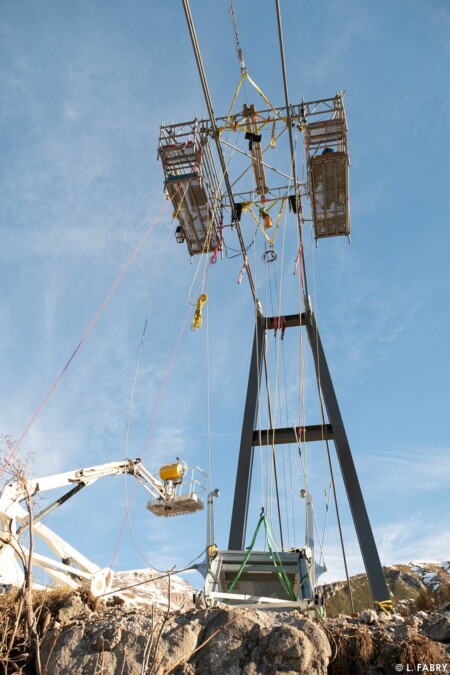 Montage d'une passerelle himalayenne au-dessus du lac du Chevril, Tignes (73)