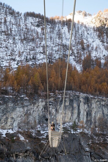 Assemblage d'une passerelle himalayenne au-dessus du lac du Chevril, Tignes (73)