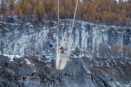 Chantier de montagne : passerelle himalayenne au-dessus du lac du Chevril, Tignes (73)