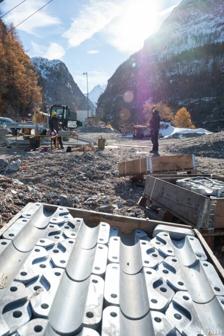 Reportage photo et vidéo installation de la passerelle himalayenne au-dessus du lac du Chevril, Tignes (73)