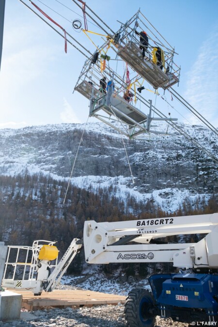 Photographe et vidéaste installation de la passerelle himalayenne au-dessus du lac du Chevril, Tignes (73)