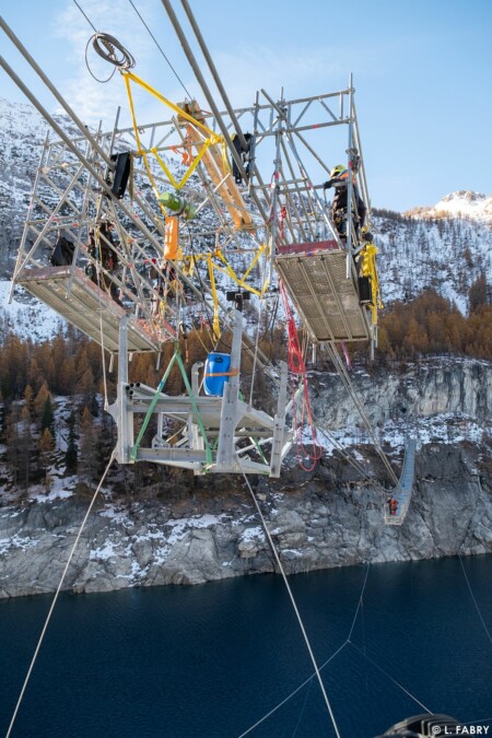 Construction d'une passerelle himalayenne au-dessus du lac du Chevril, Tignes (73)