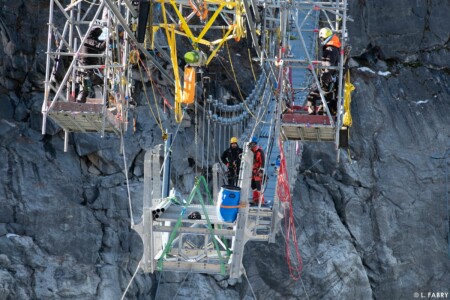 Montage d'une passerelle himalayenne au-dessus du lac du Chevril, Tignes (73)