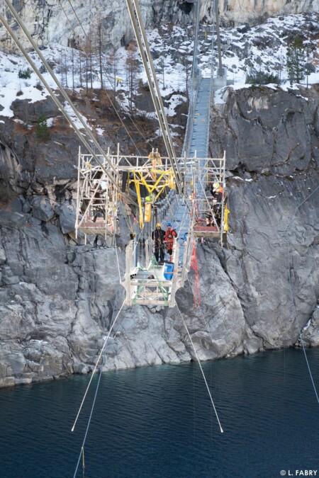 Assemblage d'une passerelle himalayenne au-dessus du lac du Chevril, Tignes (73)