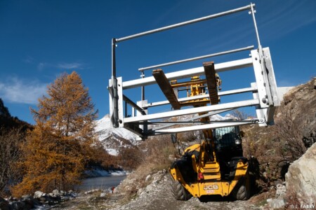Reportage photo et vidéo installation de la passerelle himalayenne au-dessus du lac du Chevril, Tignes (73)