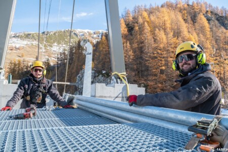 Photographe et vidéaste installation de la passerelle himalayenne au-dessus du lac du Chevril, Tignes (73)