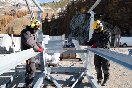 Construction d'une passerelle himalayenne au-dessus du lac du Chevril, Tignes (73)